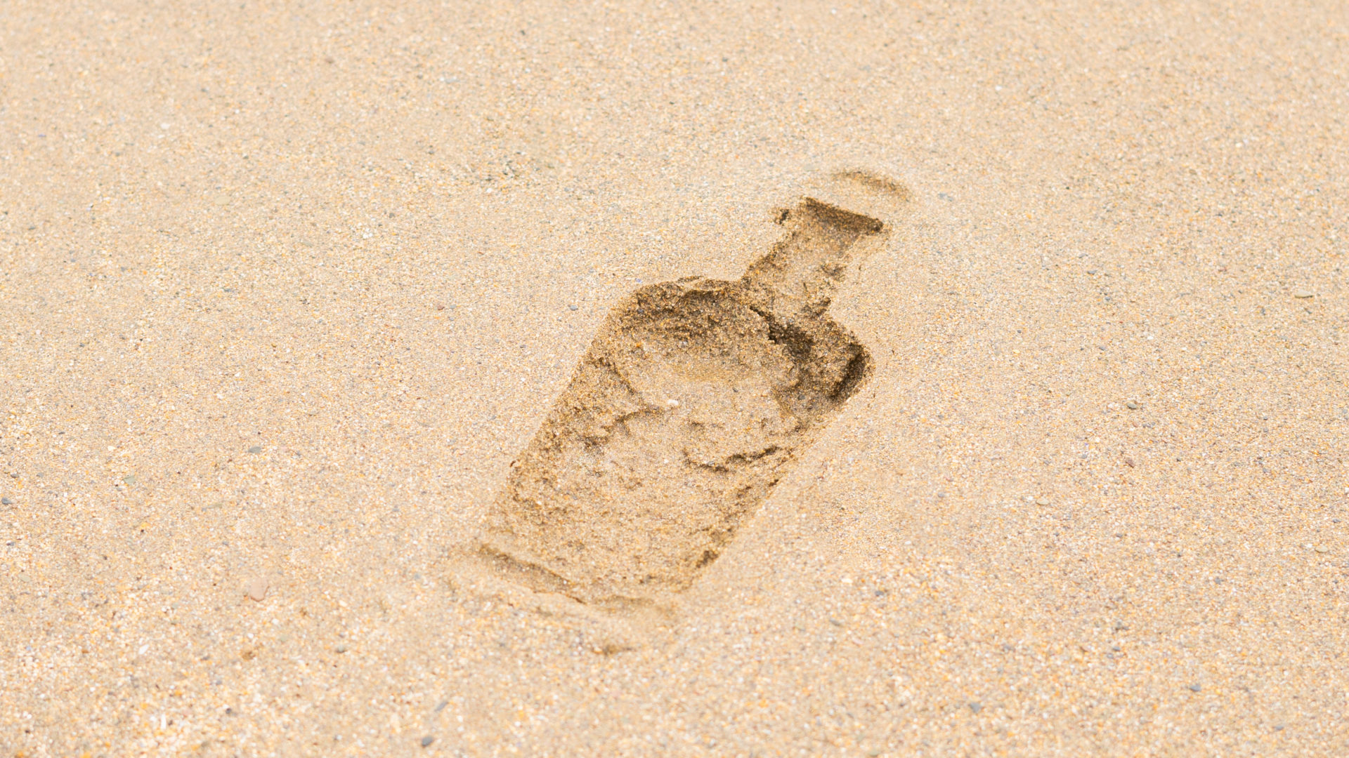plymouth-gin-bottle-beach
